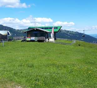 Rechts im Bild die Hütte, nicht weit vom Lift