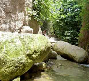 Es ebbt dann wieder ab und Felsbrocken folgen