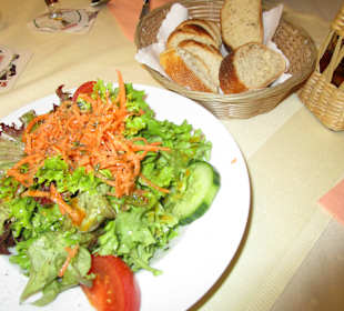 Vorspeisen Salat u. frisches Brot