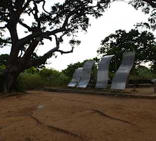 Tsunamidenkmal an der Küste des Yalaparks