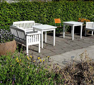 Gartenbänke laden zu einer Pause ein