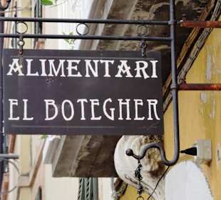 Das Firmenschild des Feinkostladens