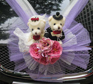 Kühlerfigur auf einem Wagen vor dem Hilton