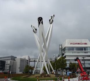Porscheskulptur im Oktober