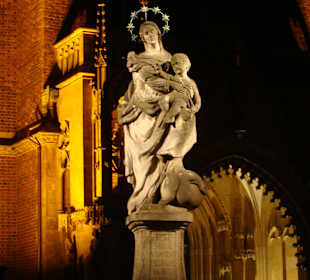 Rzeźba Madonny z Dzieciątkiem