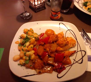 Hähnchen mit gnocci Gemüse und Obst 