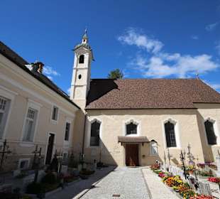 Pfarrkirche mir Friedhof