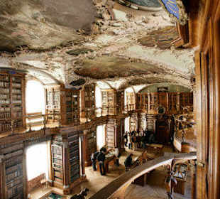 Im Barocksaal der Stiftsbibliothek
