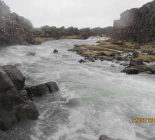 Водопад переходит в маленькую бурную речку