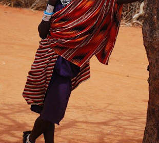 Der Häuptlingssohn wartet gelangweilt