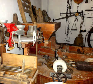 Werkzeuge und Waagen in der Museumsmühle