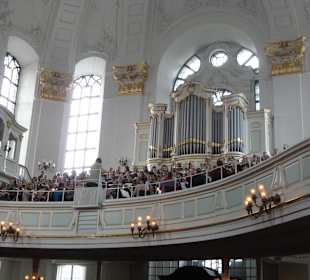 Chor mit kleiner Orgel