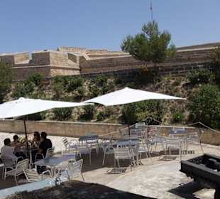 Im Hintergrund die Festung