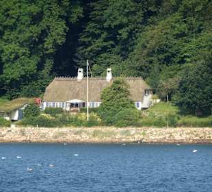 Blick vom Schiff auf die dänische Küste