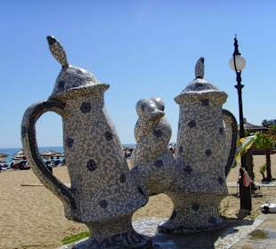 Formschöne Dusche am Strand