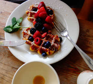 Waffel mit frischen Beeren