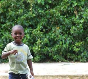 ein kleiner niedlicher Junge