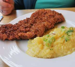 Schnitzel mit Kartoffensalat