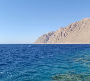Blick vom Strand auf das Meer