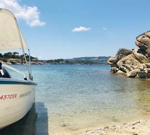 Mit dem Boot zu unberührten Stränden