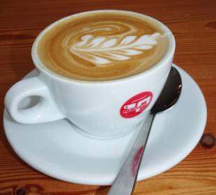 Cappuccino im Café Glück und Selig