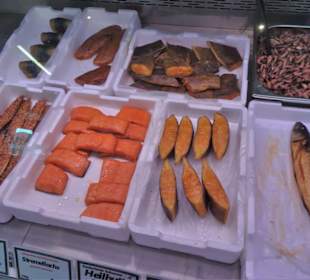 Der Verkaufstresen von Jäger's Fisch
