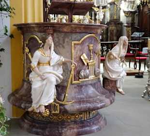 Blick auf den Ambo der Pfarrkirche St. Martin