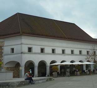 Auf dem Burgplatz gelegen