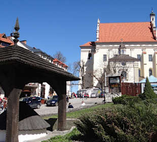 Kościół przy rynku i studnia