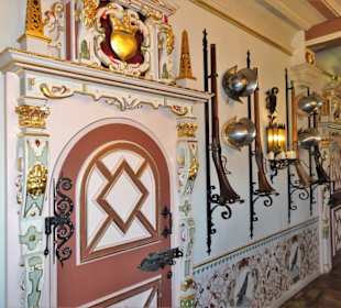 Rüstungen und Waffen in der Burg Rabenstein