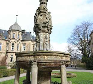 Brunnen auf dem Vorplatz