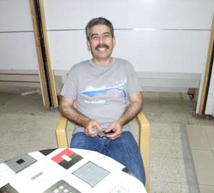 Hasan vor seinem Geschäft