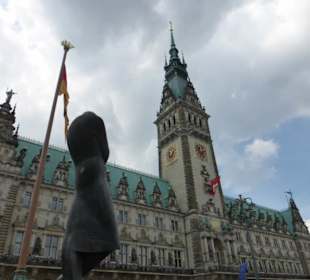 Blick vom Heinrich-Heine-Denkmal am Rathausmarkt