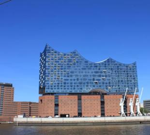 Die Elbphilharmonie bei der Hafenrundfahrt  