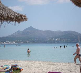 Strand von Muro im Hintergrund ist Alcudia