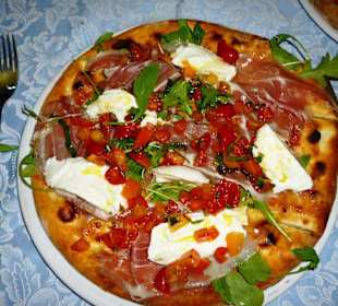 Foccacia aus dem Holzofen - erst gebacken dann bel