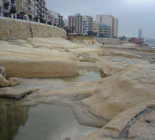 Gesteinsformationen unter der Sliema Promenade