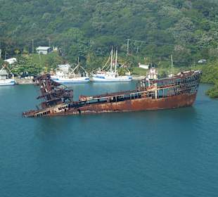 Wrack vor der Küste von Roatan