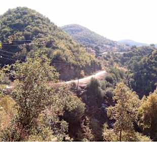 Straße durch die Berge