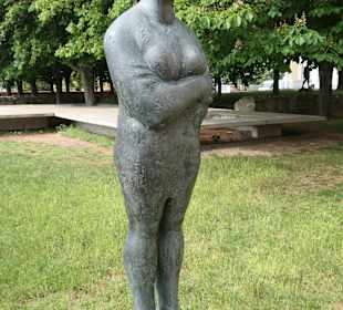 Bronzestatue Große Stehende von Wieland Förster