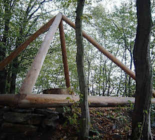 Holzpyramide am Kraftweg