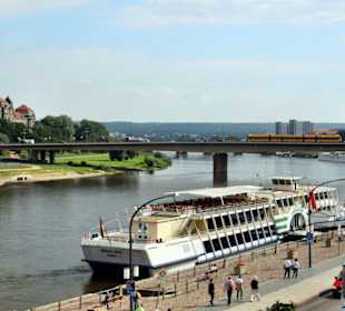 Raddampfer am Terrassenufer