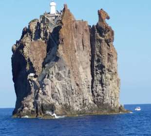 Leuchtturminsel vor Stromboli