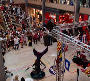 Blick auf eine Bühne in der Europa Passage