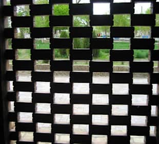Blick durch ein Ziegelfenster nach draußen
