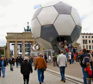 Fußball-Globus am Brandenburger Tor!