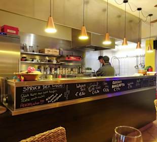 Blick auf die offene Küche des Mucho Gusto