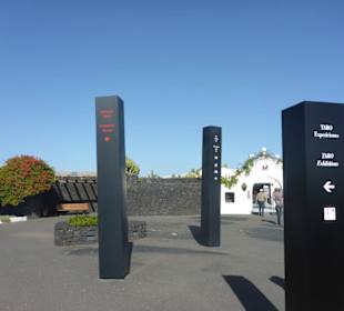 Hinweise vor dem Cesar Manrique Museum
