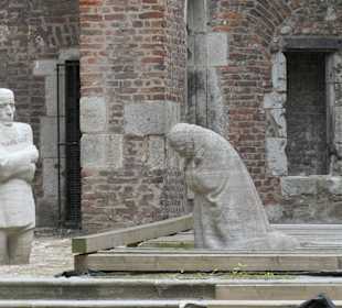 Blick zur Skulpturengruppe Trauernde Eltern
