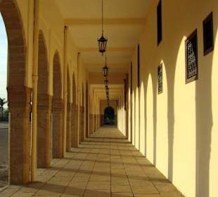 Gang in  orientalischen Farben